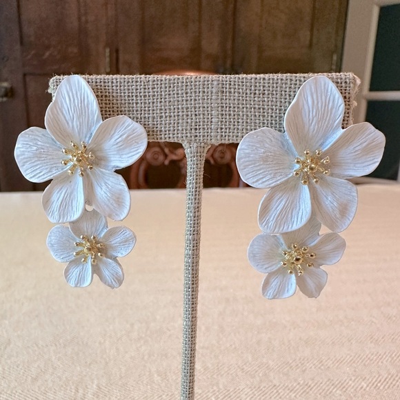 Jewelry - 🦋White Dogwood Flower Statement Drop Earrings - Painted Resin Floral Design